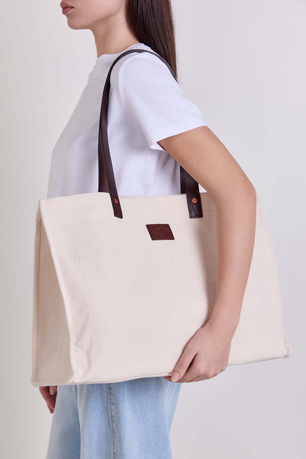 תמונת כל הלוק של תיק כתף